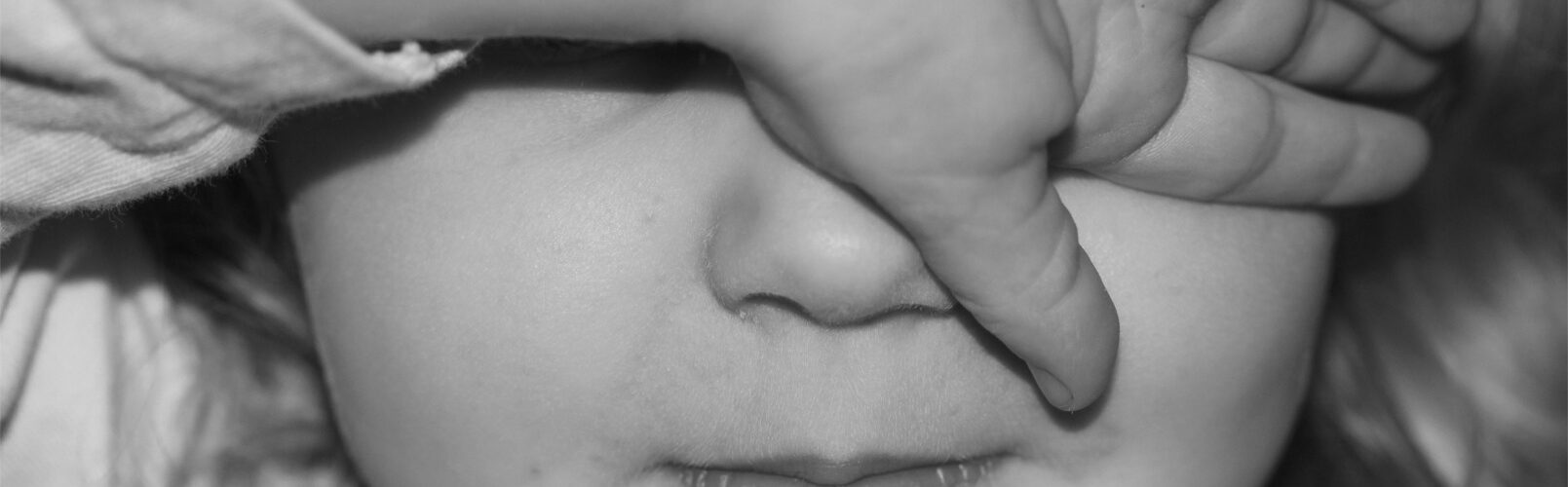 En impacto de la pobreza en el rendimiento del cerebro de los bebés
